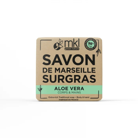 Une boîte carrée beige de savon de Marseille Surgras à l'aloe vera, conçu pour le corps et les mains. L'emballage arbore la marque « mkl green nature » et met en avant « 98 % d'origine naturelle » et « Fabriqué en France ». Dakar