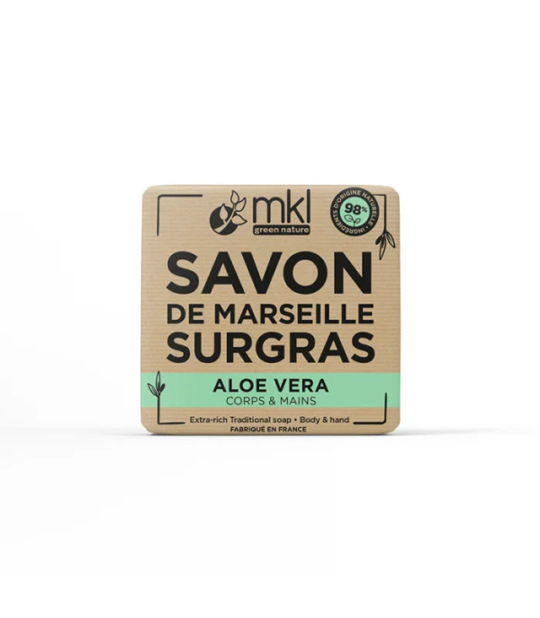 Une boîte carrée beige de savon de Marseille Surgras à l'aloe vera, conçu pour le corps et les mains. L'emballage arbore la marque « mkl green nature » et met en avant « 98 % d'origine naturelle » et « Fabriqué en France ». Dakar