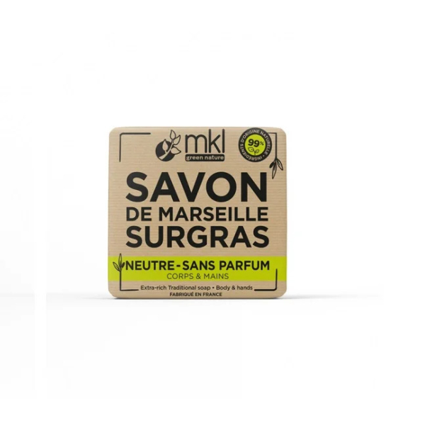 Un emballage carré beige de Savon de Marseille Surgras de MKL Green Nature. Ce savon sans parfum pour le corps et les mains est composé à 99 % d'ingrédients d'origine naturelle. Fabriqué en France. Dakar