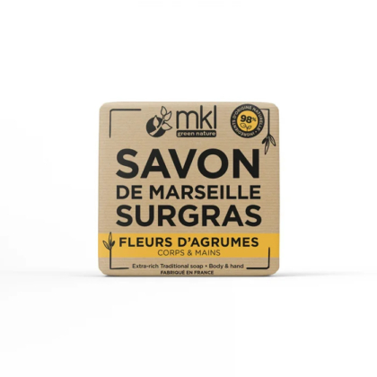 Un pain de savon carré MKL Green Nature, étiqueté « Savon de Marseille Surgras » et « Fleurs d'Agrumes », pour le corps et les mains. Son emballage beige avec inscription noire et jaune indique qu'il est d'origine naturelle à 98 % et fabriqué en France. Dakar