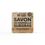 Boîte carrée en carton beige du Savon de Marseille Surgras de MKL Green Nature. Mention « Huile d'Argan », indiquant la teneur en huile d'argan. Conçu pour le corps et les mains. Fabriqué en France, il contient 98 % d'ingrédients d'origine naturelle. Dakar