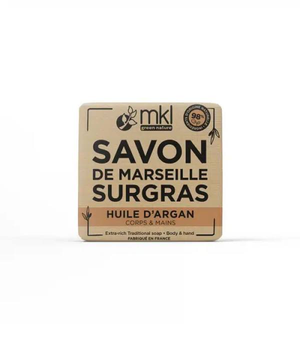 Boîte carrée en carton beige du Savon de Marseille Surgras de MKL Green Nature. Mention « Huile d'Argan », indiquant la teneur en huile d'argan. Conçu pour le corps et les mains. Fabriqué en France, il contient 98 % d'ingrédients d'origine naturelle. Dakar