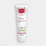 Un tube de Crème Vergetures Mustela Maternité est posé debout sur un fond gris clair. Son emballage blanc est orné de motifs floraux rouges et d'un texte détaillant ses propriétés, dont 96 % d'ingrédients naturels. Dakar