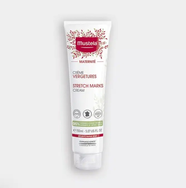 Un tube de Crème Vergetures Mustela Maternité est posé debout sur un fond gris clair. Son emballage blanc est orné de motifs floraux rouges et d'un texte détaillant ses propriétés, dont 96 % d'ingrédients naturels. Dakar