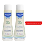 Deux flacons de Shampooing Doux Mustela pour bébés sont présentés sur fond blanc. L'avocat bio est mis en avant sur l'étiquette. Un encadré rouge à droite indique : « Échantillon Mustela offert ». Dakar