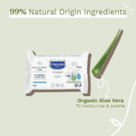 Un paquet de lingettes pour bébé Mustela est présenté sur un fond vert clair. L'étiquette indique « 99 % d'ingrédients d'origine naturelle » et présente une feuille d'aloe vera. Une véritable feuille d'aloe vera est placée à côté de l'emballage. Dakar