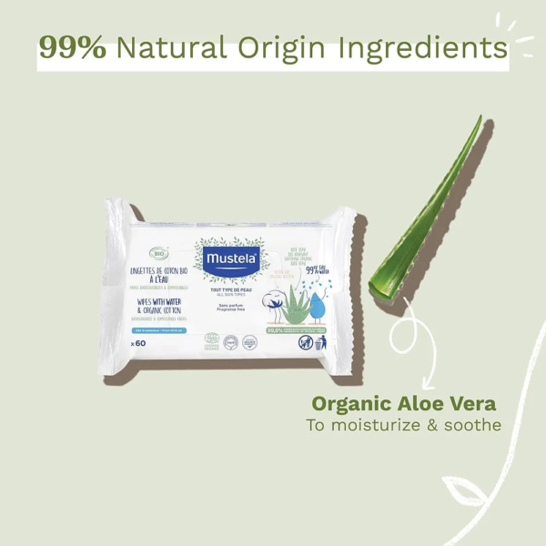 Un paquet de lingettes pour bébé Mustela est présenté sur un fond vert clair. L'étiquette indique « 99 % d'ingrédients d'origine naturelle » et présente une feuille d'aloe vera. Une véritable feuille d'aloe vera est placée à côté de l'emballage. Dakar