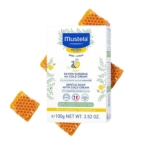 La boîte de savon doux Mustela au Cold Cream est décorée de motifs alvéolés. L'emballage met en valeur ses ingrédients biologiques et son adéquation aux peaux sèches dès la naissance. Le savon pèse 100 g. Dakar