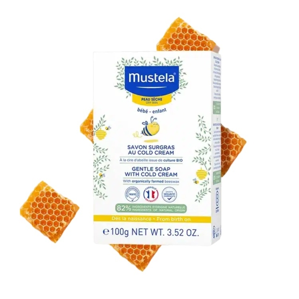 La boîte de savon doux Mustela au Cold Cream est décorée de motifs alvéolés. L'emballage met en valeur ses ingrédients biologiques et son adéquation aux peaux sèches dès la naissance. Le savon pèse 100 g. Dakar