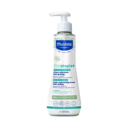 Flacon de crème relipidante Mustela Stelatopia+ avec pompe. L'étiquette met en avant des propriétés anti-démangeaisons et des ingrédients biologiques. Le flacon contient 300 ml de produit. Dakar