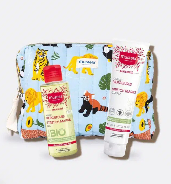 Un petit sac aux imprimés animaliers contient deux produits de maternité Mustela. Devant, un flacon d'huile vergetures, étiqueté « BIO », et un tube de crème vergetures. Le fond est blanc. Dakar