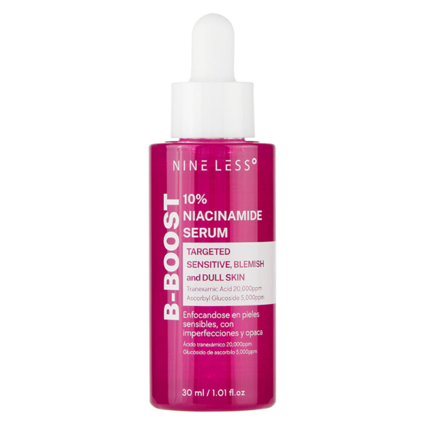 Le Sérum Éclat Anti Imperfections B-Boost de NINELESS contient 10 % de niacinamide dans un flacon magenta à inscription blanche, conçu pour les peaux sensibles, sujettes aux imperfections et ternes. Son bouchon compte-gouttes blanc lui confère une contenance de 30 ml. Dakar