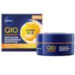 Un flacon de crème de nuit anti-rides Nivea Q10 Energy est présenté à côté de sa boîte. L'emballage met en avant les vitamines C et E comme ingrédients clés, ainsi que la mention « mildert müde Haut & erste Fältchen », soulignant ses propriétés rajeunissantes. Dakar