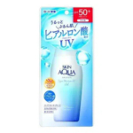 Un flacon de gel hydratant Skin Aqua Super Moisture avec SPF 50+ PA++++. L'emballage blanc et bleu, orné de gouttes d'eau et d'un texte en japonais, met en valeur ses propriétés hydratantes et sa protection UV. Dakar