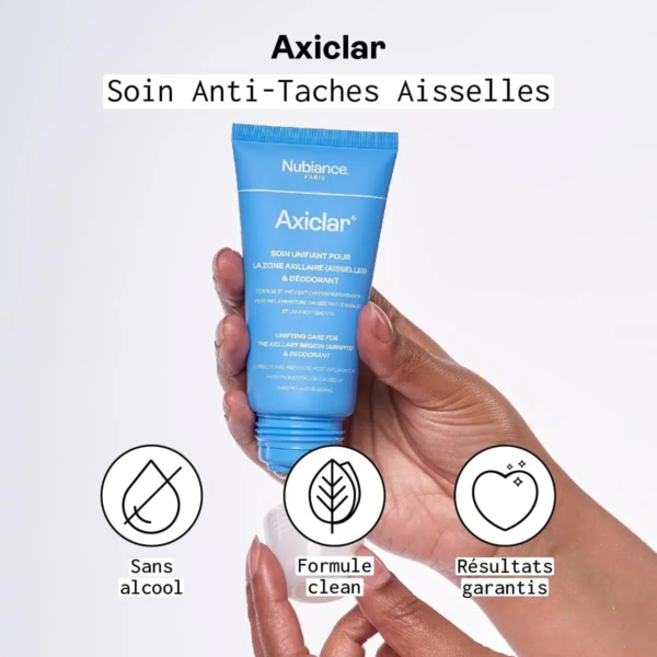 Deux mains tiennent un tube bleu étiqueté « Axiclar » pour le soin des aisselles et le déodorant. Les icônes en dessous indiquent « Sans alcool », « Formule propre » et « Résultats garantis ». Dakar