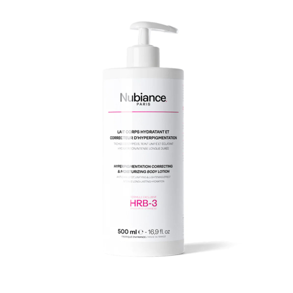 Flacon de 500 ml de Lait Corps Hydratant et Correcteur d'Hyperpigmentation Nubiance Paris avec pompe. L'étiquette est blanche avec un texte noir et rose détaillant les informations produit et la marque. Dakar