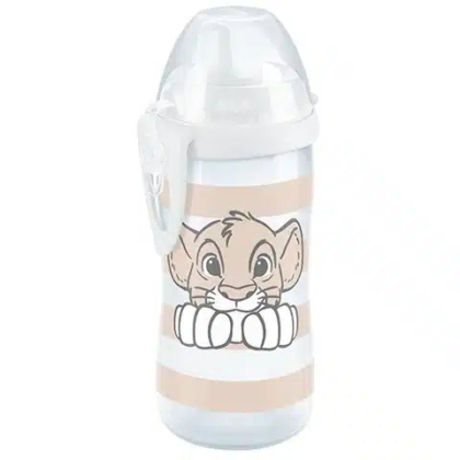 Gobelet pour enfant orné d'un lionceau de dessin animé, avec des rayures horizontales beiges et blanches en arrière-plan. Il est doté d'un couvercle transparent et d'une attache latérale pour un transport facile. Dakar