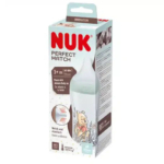 Coffret contenant un biberon NUK Perfect Match, adapté aux enfants de 3 mois et plus, avec tétine en silicone. Il arbore un motif Winnie l'ourson et un logo anti-colique. Son emballage met en valeur sa douceur et son élasticité. Dakar