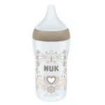 Biberon transparent aux motifs marron et à la tétine souple. Il est orné de motifs décoratifs de cœurs et de fleurs, ainsi que du nom de la marque « NUK » inscrit au centre. Dakar