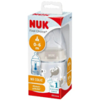 Image de l'emballage d'un biberon de la marque NUK. La boîte arbore un motif de vache et met en avant ses avantages : « Pas de coliques », « Clinisch getestet », adapté aux enfants de 0 à 6 mois et fabriqué en silicone. La boîte arbore le logo NUK rouge et blanc. Dakar