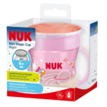 L'image montre l'emballage d'une Mini Magic Cup NUK au design spatial. Elle convient aux enfants de 6 mois et plus, offre un effet lumineux qui dure jusqu'à 8 heures et contient 160 ml. La tasse est rose et décorée d'une fusée et d'étoiles. Dakar