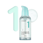 Flacon transparent de Sérum Apaisant Actif Numbuzin Panthenic B5 avec pompe turquoise, étiquetée « 1 ». Derrière, un grand chiffre « 1 » translucide et un motif en forme de goutte sont visibles. Le flacon contient 50 ml. Dakar