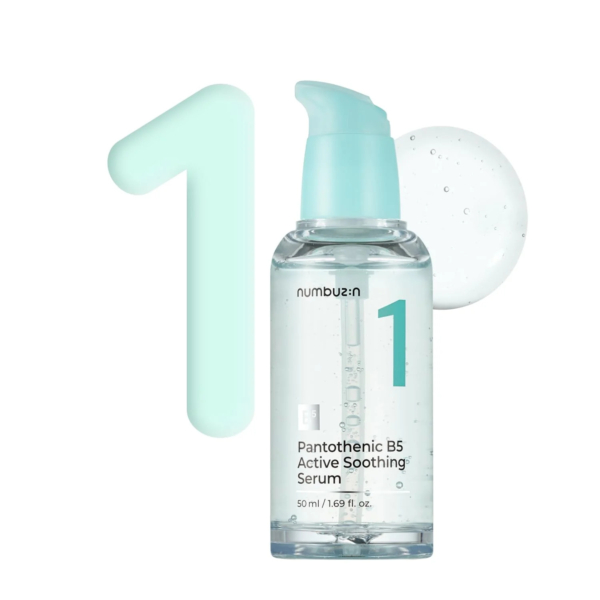 Flacon transparent de Sérum Apaisant Actif Numbuzin Panthenic B5 avec pompe turquoise, étiquetée « 1 ». Derrière, un grand chiffre « 1 » translucide et un motif en forme de goutte sont visibles. Le flacon contient 50 ml. Dakar