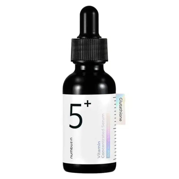 Un flacon noir avec un bouchon compte-gouttes contenant le sérum concentré vitaminé Numbuzin n° 5. L'étiquette est blanche avec un texte et des éléments graphiques minimalistes, mettant en évidence le mot « 5+ ». Dakar