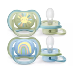 Deux paires de sucettes pour bébé : l'une verte avec un motif soleil et l'autre bleue avec un arc-en-ciel. Toutes deux sont dotées de tétines en silicone transparent et sont disposées de manière à présenter les deux vues de face et de profil. Dakar