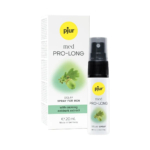 Un flacon de spray retardateur Pjur Med Pro-Long pour homme est présenté à côté de son emballage. L'étiquette mentionne qu'il contient de l'extrait d'écorce de chêne apaisant et qu'il est fabriqué en Allemagne. La boîte et le flacon sont principalement blancs avec des touches de vert. Dakar