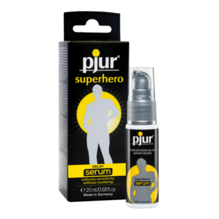 Image du produit présentant le sérum retardateur Pjur Superhero. L'emballage noir avec des touches de jaune présente la silhouette d'un super-héros et un texte indiquant qu'il réduit la sensibilité sans anesthésier. Un flacon de 20 ml est présenté à côté de la boîte. Dakar