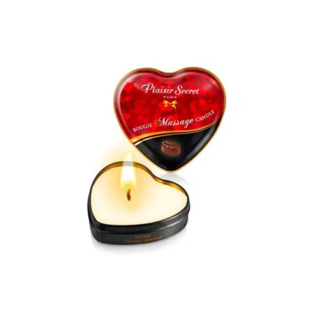 Bougie de massage en forme de cœur avec flamme allumée, présentée dans un récipient en métal ouvert. Le couvercle présente un motif texturé rouge avec des touches et un texte dorés. Dakar