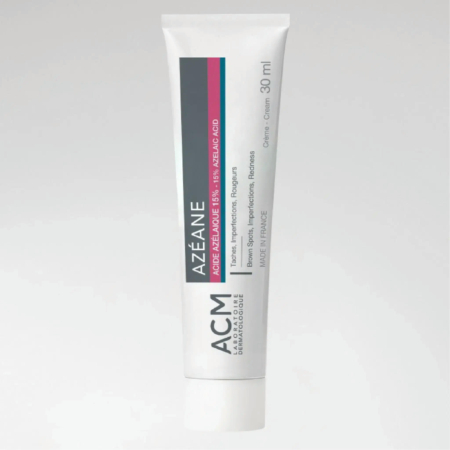 Tube de crème ACM Azéane à 15 % d'acide azélaïque, sur fond blanc. Le tube est principalement blanc avec des inscriptions noires, rouges et grises, et une touche de rose. La crème, d'une contenance de 30 ml, est indiquée pour le traitement de l'acné. Dakar