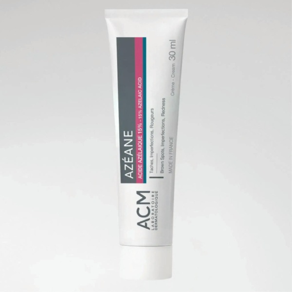 Tube de crème ACM Azéane à 15 % d'acide azélaïque, sur fond blanc. Le tube est principalement blanc avec des inscriptions noires, rouges et grises, et une touche de rose. La crème, d'une contenance de 30 ml, est indiquée pour le traitement de l'acné. Dakar