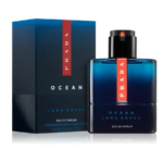 Un flacon et un coffret de parfum Prada Luna Rossa Ocean. Le flacon est bleu foncé avec une bande verticale rouge étiquetée « Prada ». Le coffret présente un design similaire, affichant le nom du parfum et la mention « Eau de Parfum ». Dakar
