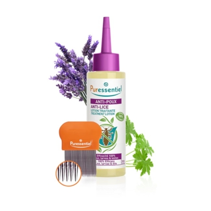 Un flacon de Lotion Traitante Anti-Poux Puressentiel est présenté à côté d'un peigne à poux orange. Derrière les produits se trouvent des brins de lavande et des feuilles vertes, suggérant des ingrédients naturels. Dakar