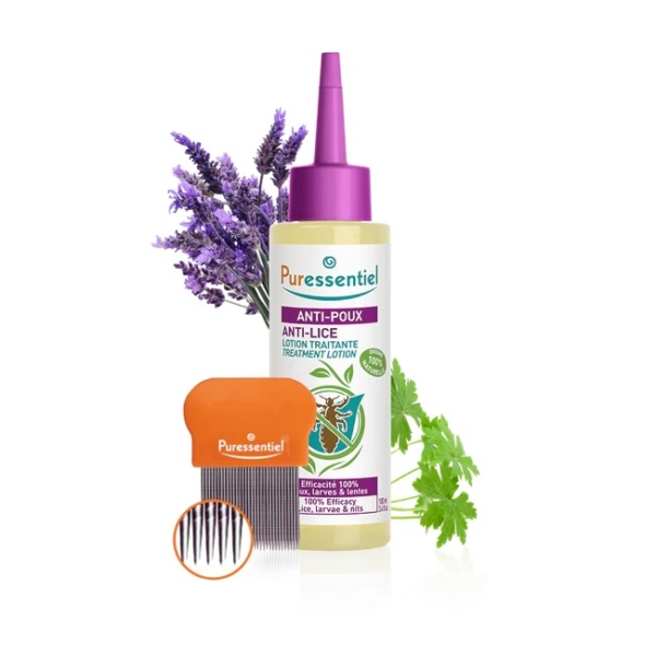 Un flacon de Lotion Traitante Anti-Poux Puressentiel est présenté à côté d'un peigne à poux orange. Derrière les produits se trouvent des brins de lavande et des feuilles vertes, suggérant des ingrédients naturels. Dakar