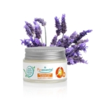 Un pot de baume apaisant Puressentiel pour les muscles et les articulations est présenté devant des fleurs de lavande d'un violet éclatant. Le pot est doté d'un couvercle métallique et l'étiquette présente des touches orange et vertes. Dakar