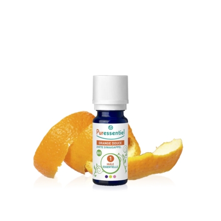 Un flacon bleu d'huile essentielle Puressentiel Orange Douce est présenté devant des spirales d'écorces d'orange. Le flacon est doté d'un bouchon blanc et d'une étiquette en français aux couleurs vives, soulignant son caractère biologique. Dakar