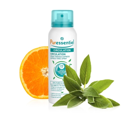 Un flacon de Spray Tonique Express Circulation Puressentiel est présenté avec une tranche de feuilles d'oranger et de vert. Le flacon est doté d'un bouchon bleu clair et d'éléments de marque, mettant en valeur les ingrédients naturels et les huiles essentielles. Dakar