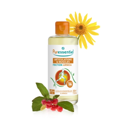 Un flacon d'huile d'arnica Puressentiel Friction est présenté. Il est doté d'un bouchon orange, d'une étiquette représentant une silhouette de coureur et d'ingrédients, dont de l'arnica et des baies, à côté du flacon. Une fleur jaune est fixée au sommet. Dakar