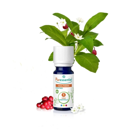 Un flacon d'huile essentielle de gaulthérie Puressentiel, avec des baies rouges et des feuilles vertes en arrière-plan. De petites fleurs blanches accompagnent les baies, mettant en valeur les ingrédients naturels du produit. Dakar