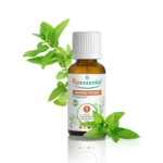 Un flacon marron étiqueté « Puressentiel Menthe Poivrée » contenant de l'huile essentielle de menthe poivrée est dressé, décoré de feuilles vertes. Deux brins de menthe réalistes s'étendent autour du flacon sur un fond blanc uni. Dakar