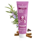 Un tube rose de Crème Raffermissante Puressentiel, accompagné d'huiles essentielles, de grains de café, de romarin et de bâtons de cannelle. L'étiquette met en avant « 18 huiles essentielles » et indique qu'elle raffermit et tonifie la peau. Dakar
