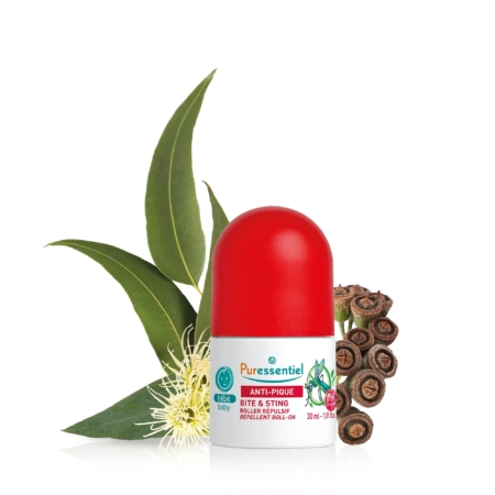 Un flacon roller anti-piqûres Puressentiel au bouchon rouge est placé devant des feuilles et des graines d'eucalyptus. L'étiquette affiche le logo de l'entreprise et les caractéristiques du produit. La composition évoque la nature. Dakar