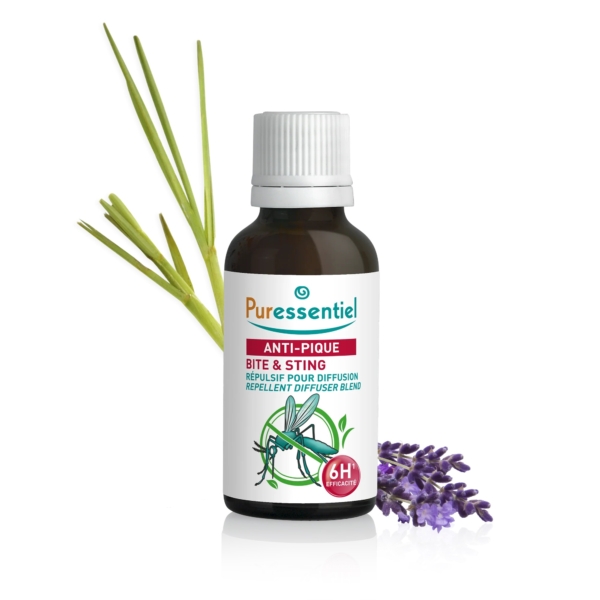 Un flacon de Puressentiel Anti-Pique Mélange Répulsif pour Diffuseur est présenté à côté de tiges de citronnelle et de fleurs de lavande. L'étiquette représente un insecte avec un symbole d'interdiction et indique « Efficacité 6H ». Dakar