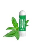 Un inhalateur Pureessentiel vert est posé à la verticale, avec des feuilles de menthe fraîche à côté, sur fond blanc. L'étiquette affiche « Resp'ok » ainsi que d'autres textes et symboles. Dakar