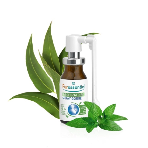 Le flacon de Puressentiel Respiratoire Spray Gorge est doté d'un embout vaporisateur blanc. Des feuilles d'eucalyptus et de menthe sont disposées autour du flacon, mettant en valeur les ingrédients naturels. Dakar