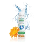Un vaporisateur nasal portant l'inscription « Puressentiel Respiratoire » avec des éclaboussures d'eau en arrière-plan et une fleur d'oranger à sa base. Le flacon est blanc avec des inscriptions vertes et bleues, et son bouchon est transparent. Dakar