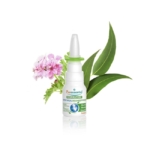 Un vaporisateur nasal étiqueté « Puressentiel Respiratoire » est placé devant des feuilles vertes et des fleurs roses. Le fond blanc met en valeur le produit et les plantes. Dakar